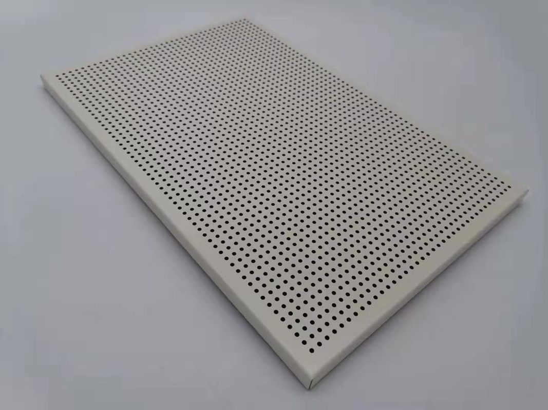 Perforowany aluminiowy panel kompozytowy w kolorze białym 2000x10000mm do sufitów