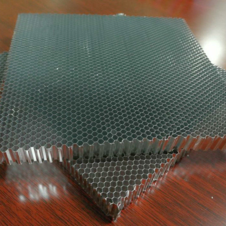 Zewnętrzna fasada AA5052 Aluminiowy rdzeń o strukturze plastra miodu 10 mm Aluminiowa siatka o strukturze plastra miodu